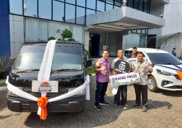 Dua Mobil Hadiah Utama Grand Prize Undian PHS Diserahkan, Nasabah BRI Tuban Tersenyum Gembira