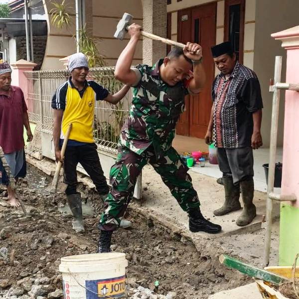 Anggota TNI Brebes Bongkar Beton Penyebab Drainase di Kluwut Bulakamba Mampet 