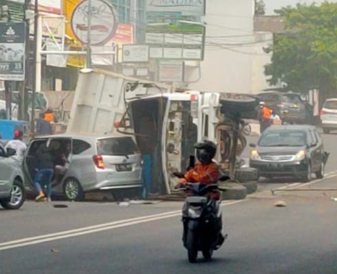 Kecelakaan Lalu Lintas di Jalan Prof Hamka Semarang, Truk Pasir Timpa Minibus 2 Orang Tewas