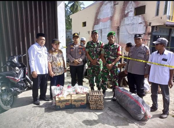TNI - Polri Berikan Bantuan Kepada Korban Rumah Kebakaran di Aceh Singkil