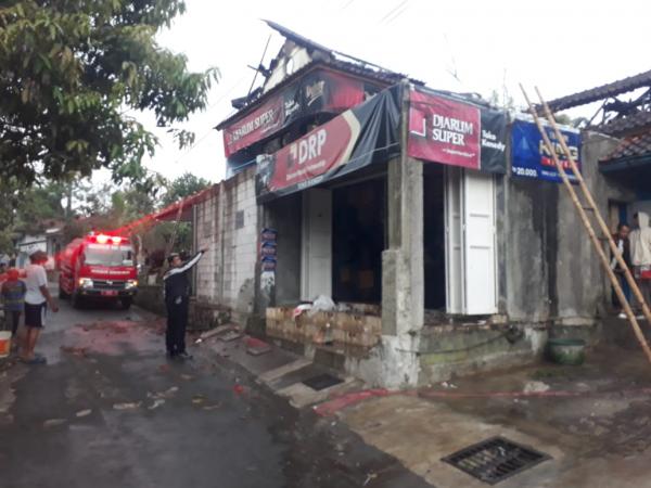 Korsleting Listrik, Toko 2 Lantai di Garut Terbakar