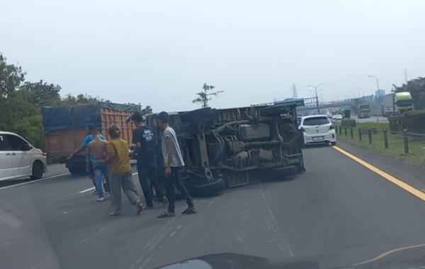 Pecah Ban, Mobil Box Terguling di Km 52 di Jalur Cepat Tol Jakarta Merak
