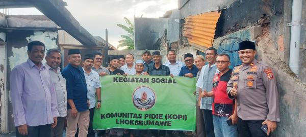 Komunitas Pidie Lhokseumawe Bantu Korban Kebakaran di Kampung Jawa Baru