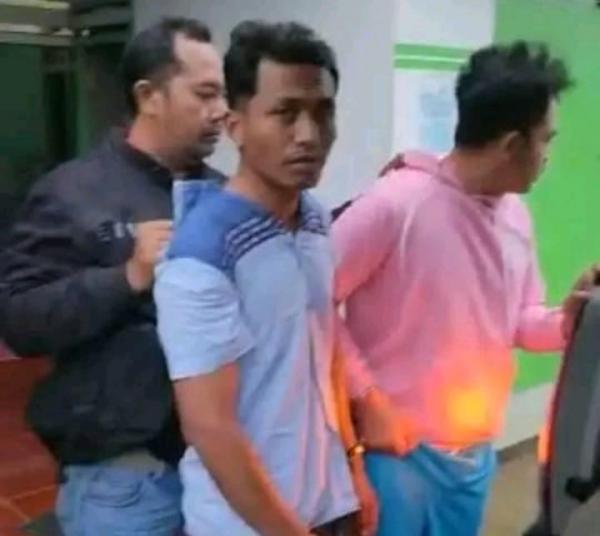 Tampang 2 Pembunuh Sopir Taksi Online yang Mayatnya Dibuang ke Jurang, Ayah Pelaku Nangis Histeris