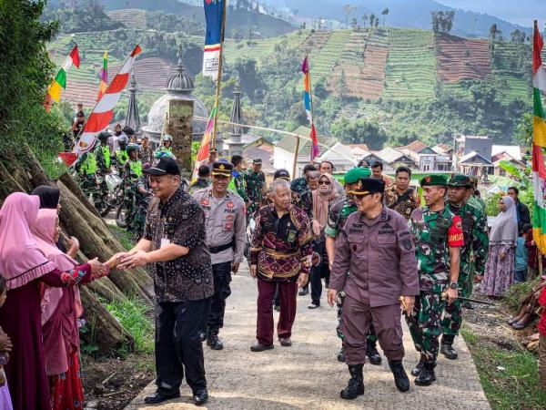 TMMD, TNI Sukses Bangun Jalan Cor Beton di Pegundungan Banjarnegara
