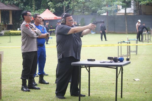 Diam-Diam Ketua Bawaslu Jago Tembak, Latihan Menembak di Lapangan Tembak Mapolda Banten
