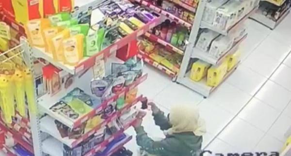 Viral Wanita di Banyumas Terekam CCTV Curi Celana Dalam Pria di Minimarket