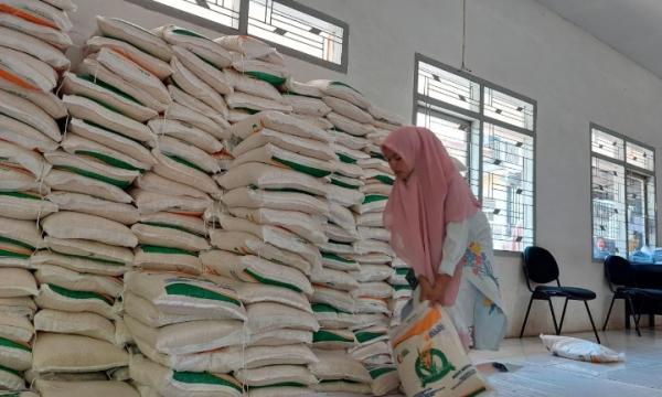 Ribuan Masyarakat Aceh Tengah Menerima Bantuan Beras Cadangan Pangan Tahap Tiga