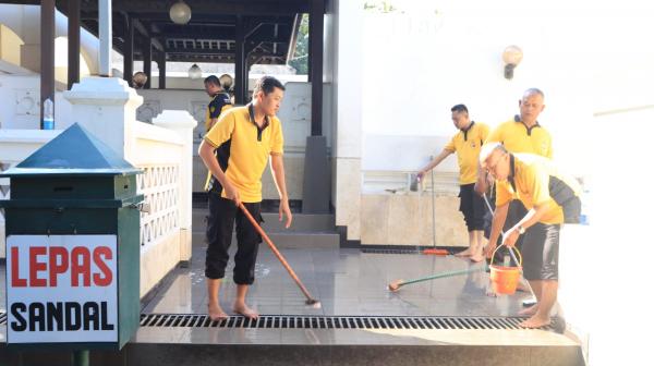 Sambut Hari Bhayangkara ke-77, Polres Tuban Bersih-bersih Makam Sunan Bonang dan Pengobatan Gratis