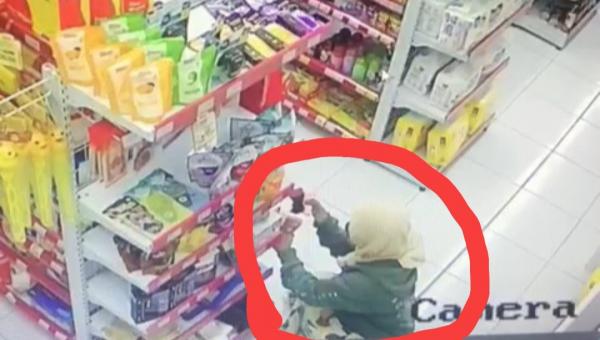 Terekam CCTV,  Mamah Muda Nekat Maling Celana Dalam Pria di Minimarket Bikin Viral