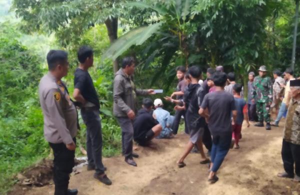 Kapolsek Mancak Bantu Warga Evakuasi Ambulance Desa Cikedung yang Jatuh Ke Jurang