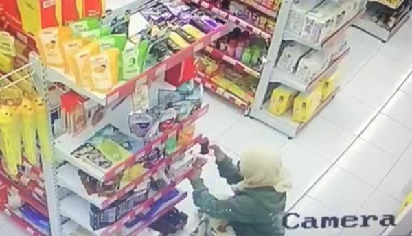 Astaga, Curi Pakian Dalam Pria  Mamah Muda Ini Viral Terekam CCTV Minimarket di Banyumas