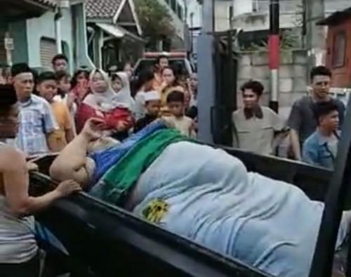 Proses Evakuasi Pria Bobot 300 Kg di Tangerang Penuh Dramatis, Pakai Forklift