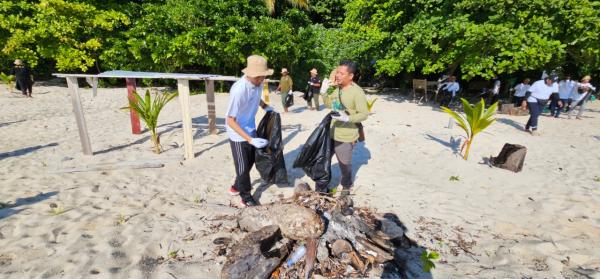 Hari Lingkungan Hidup Sedunia, PLN UIP KLT Ajak Ratusan Relawan Bersih-Bersih di Pantai Balikpapan