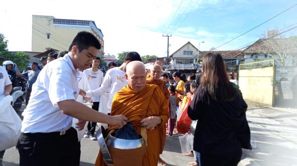 Tradisi Pindapatta Biksu Thailand di Pangkalpinang Disambut Antusias Warga 