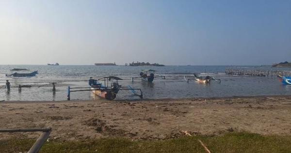 Pesisir Pantai Habibi yang Di Manfaatkan Warga sekitar untuk Bersantai