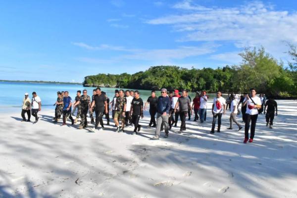 Momen Jalan Pagi di Malra, Menteri Trenggono Takjub Keindahan Pantai Ngiar Varat