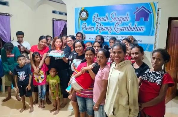 Kisah Suka Duka Erna Manafe dan Tim Relawan YBKM Bantu Pasien Berobat