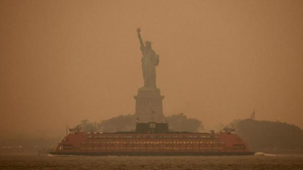 Asap Kabakaran Hutan di Kanada Bikin Langit di New York Berubah jadi Kuning