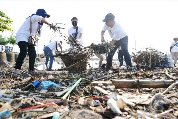 Wouw! Aksi Bersih Pantai Pelindo di Pantai Tirang Semarang Kumpulkan 1,7 Ton Sampah