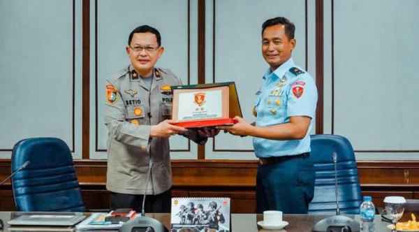 Brigjen Pol Susetio Cahyadi Terima Plakat dari Inspektur Kopasgat Marsma TNI Tri bowo Setyo