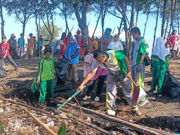 PT PLN Nusantara Power dan Masyarakat, Bersih-bersih Sampah di Pantai Grinting Probolinggo
