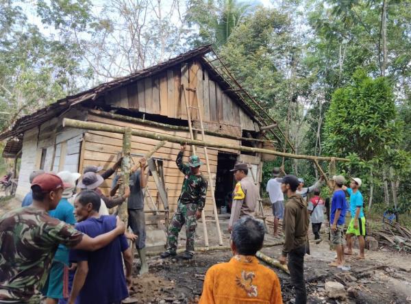 Pasca Kebakaran Dapur Sebuah Rumah di Beringin Jaya, Koramil Way Tuba dan Warga Gotong-Royong