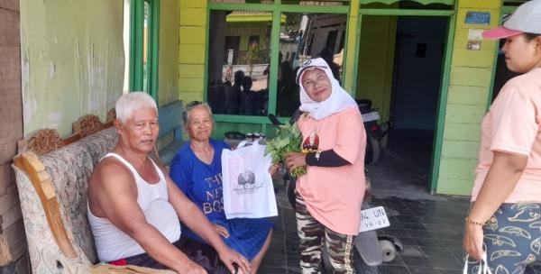 Cara Unik Relawan Mak Ganjar Kaltim, Borong Sayur di Pasar Lalu Dibagikan ke Warga Sungai Pinang