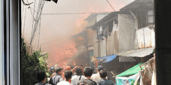 Kebakaran Hebat Landa Puluhan Rumah Semi Permanen di Pademangan Jakut