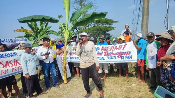 Aksi Unjuk Rasa Jalan Rusak Puluhan Petani di Sragen Sejak Jaman Orde Baru Tidak Pernah Diperbaiki