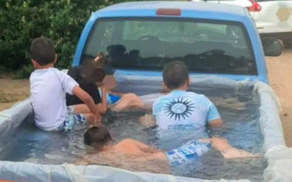 Bikin Kolam Renang di Bak Mobilnya, Pria Ini Berurusan Polisi