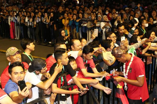 Heroik, Inilah Momen Warga Berebut Tanda Tangan Pemain Timnas Indonesia