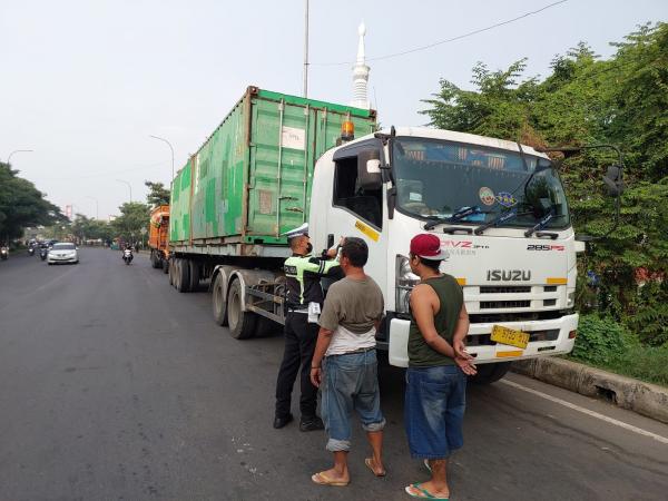 Satlantas Polresta Serang Kota Tertibkan Kendaraan Kelebihan Muatan