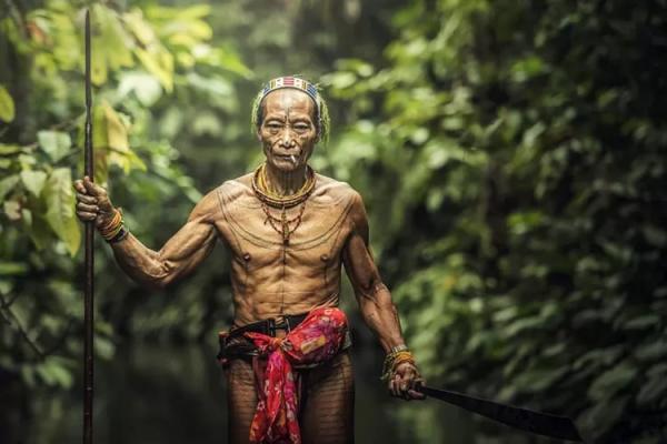 5 Suku Primitif di Indonesia yang Terancam Punah, Tak Mengenal Pakaian dan Hari