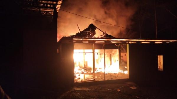 Kebakaran Hebat di Pagentan Hanguskan Gudang Sembako dan BBM