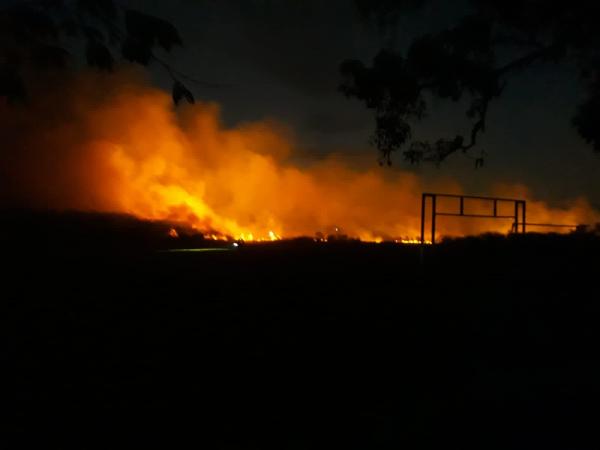 BREAKING NEWS : Lahan Kosong di Karawang Terbakar Lagi, Warga Gotong Royong Padamkan Api