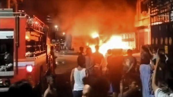 Preman di Makassar Ngamuk, Tidak Diberi Uang Rp3.000 Bakar 2 Truk Ekspedisi dan Minibus