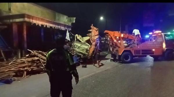 Breaking News! Diduga Akibat Rem Blong, Supir Truk dan Anaknya Tewas di Saketi Pandeglang