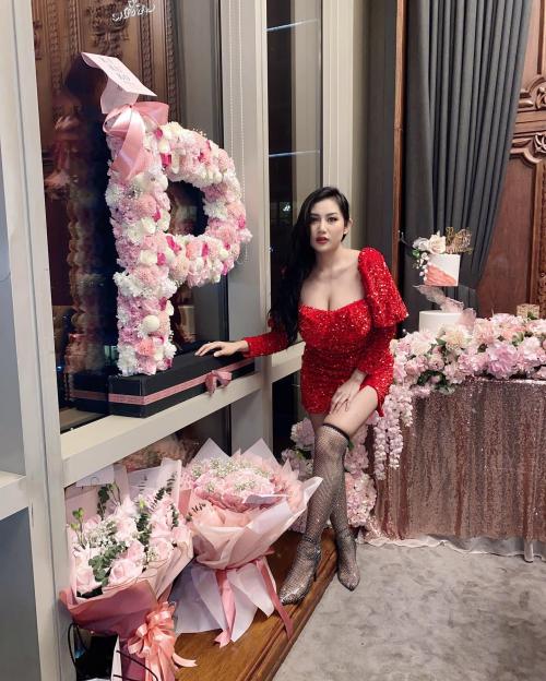 Hot Banget ! Ini 4 Potret Menggoda Pamela Safitri Pakai Dress Merah Bling-Bling