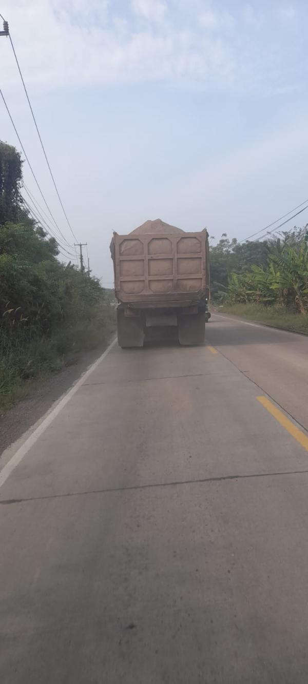 Pengendara Motor  Keluhkan Debu yang Jatuh di Jalan Raya Candi Puloampel Kabupaten Serang