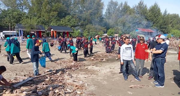 Jaga Kelestarian Alam, Ratusan Polisi di Aceh Gotong Royong Pilah Sampah di Pinggir Pantai