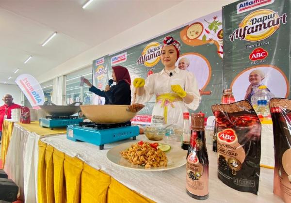 Masak Ceria Bareng Okie Agustina dan Chef Amy Zein di Dapur Alfamart