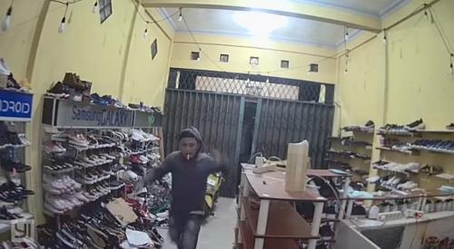 Viral, Dua Kawanan Pencuri Toko Sepatu di Koja Terekam Kamera CCTV