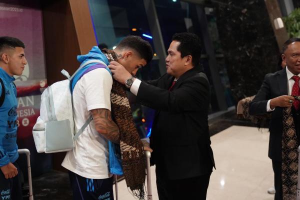 Sambut Pemain Argentina, Erick Thohir Bukan Beri Kalungan Bunga, tapi Kain dari Timor