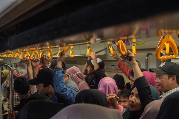 Potret Antusias Warga Naik LRT Gratis HUT Kota Palembang