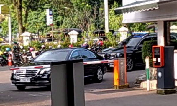 Heboh Paspampres Kalang Kabut, Mobil Presiden Jokowi Tertahan Portal Parkir Otomatis