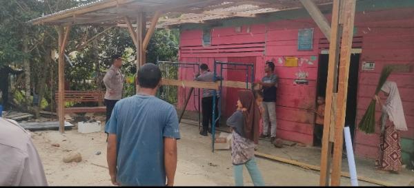 Polisi Lakukan Kegiatan Bedah Rumah Menyambut HUT Bhayangkara