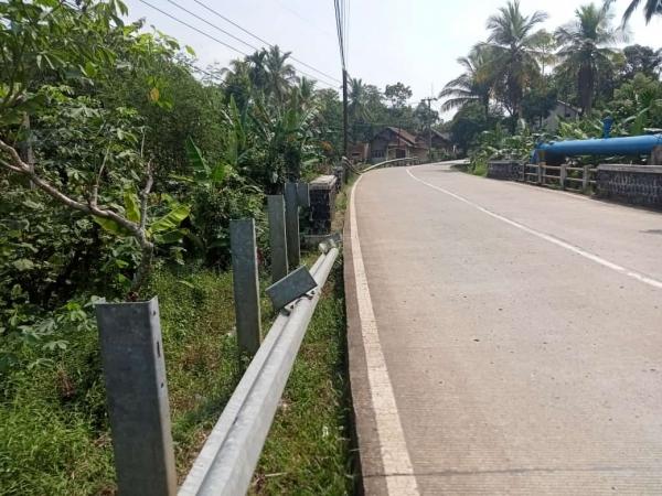 Guardril di Ruas Jalan Raya Munjul -  Panimbang Provinsi Banten Tak Terawat