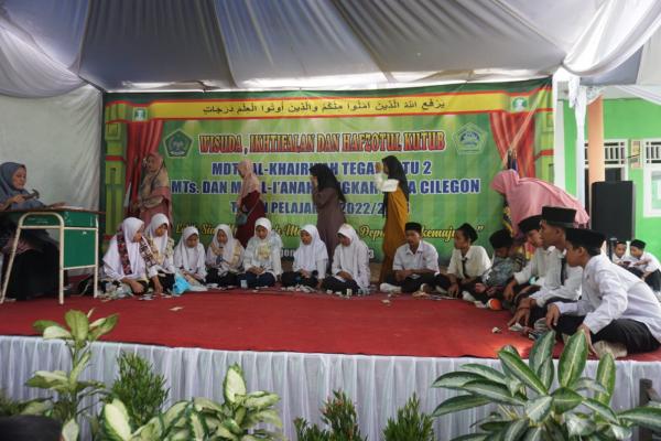 Suasana Haru Pelepasan Siswa Al-I'anah Cilegon Diiringi dengan Pembacaan Kitab dan Tahhfidz Quran