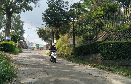 Jalan ke Objek Wisata di Lembang Via Dago Giri Banyak yang Rusak dan Sempit